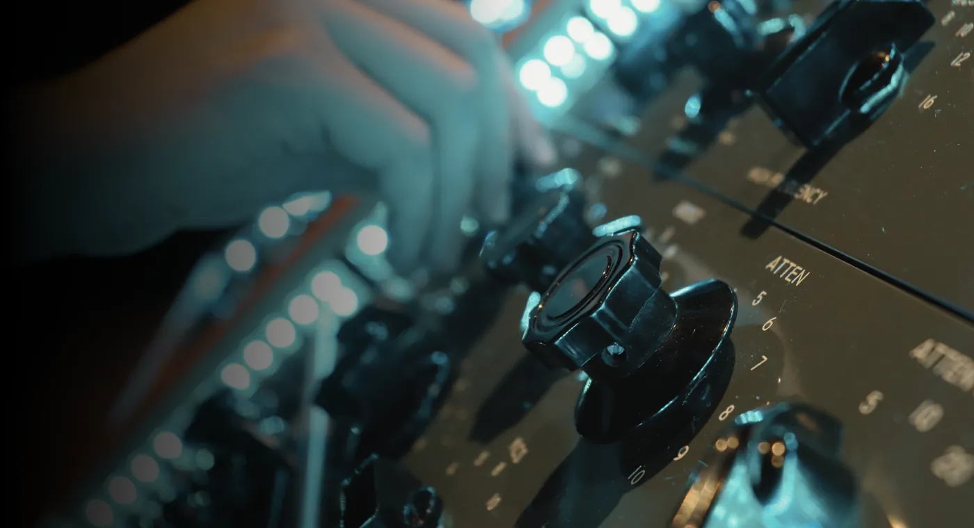 Allan Krás ajustando um equipamento de áudio analógico